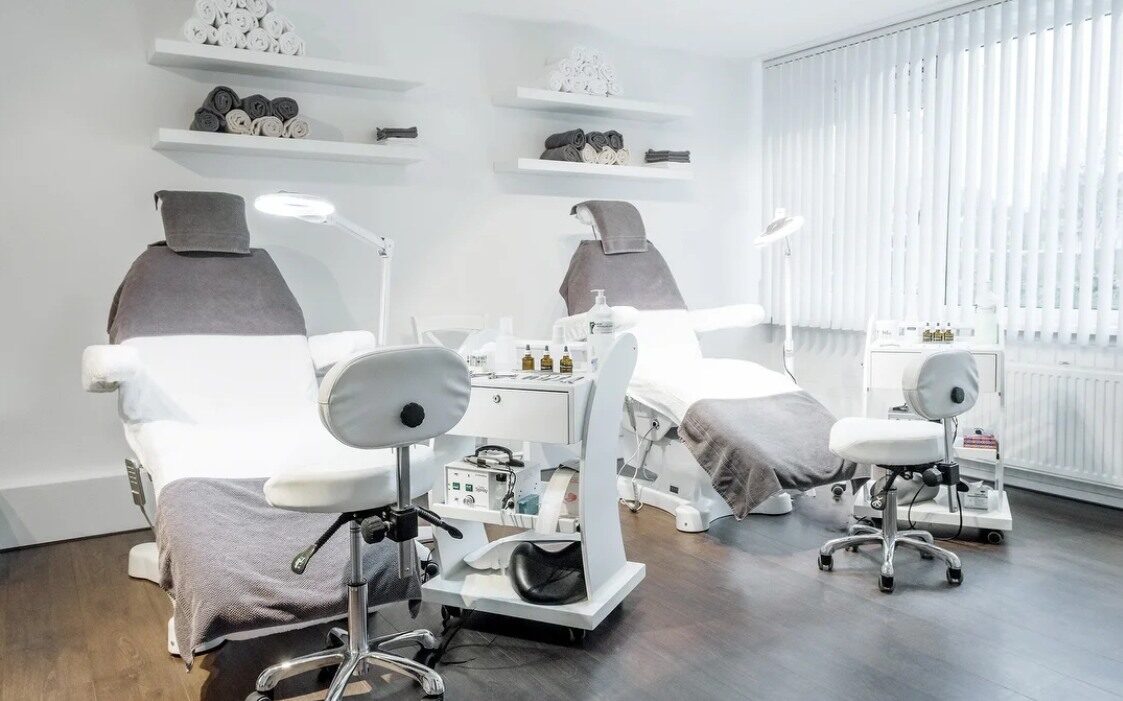 Behandelkamer met pedicurestoelen en lampen
