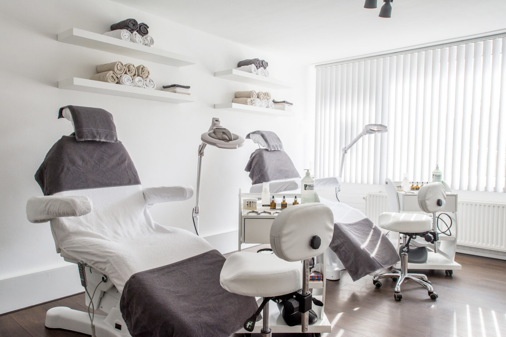 Lichte behandelruimte met twee pedicurestoelen